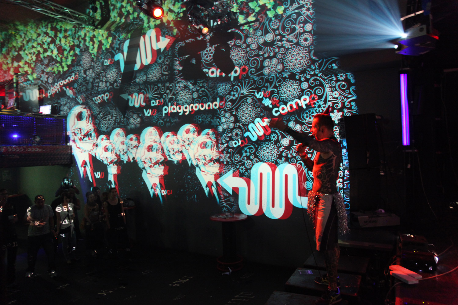 Porträts, Schrift und grafische Formen als Live Visuals im Club – PLAYGROUND AV FESTIVAL, Sakog, Österreich
