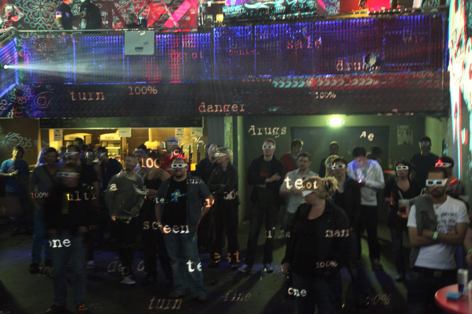 Schriftmotive als Raumprojektion hinter dem Clubpublikum – PLAYGROUND AV FESTIVAL, Sakog, Österreich