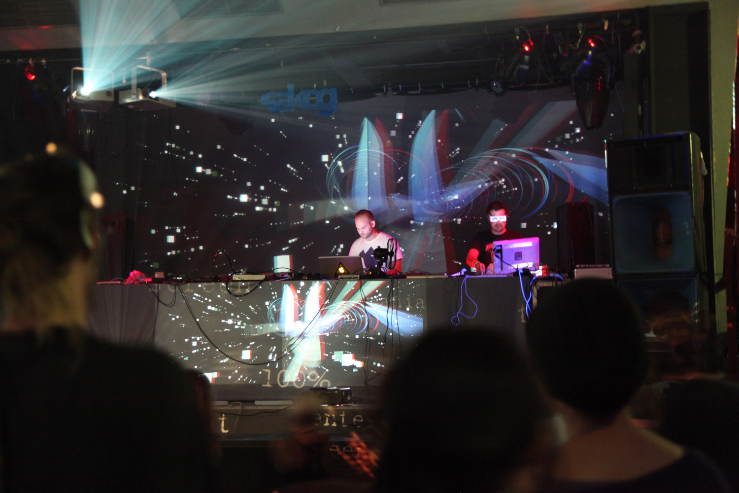 Weiße Punkt- und Linienmotive als Visuals hinter der Bühne – PLAYGROUND AV FESTIVAL, Sakog, Österreich