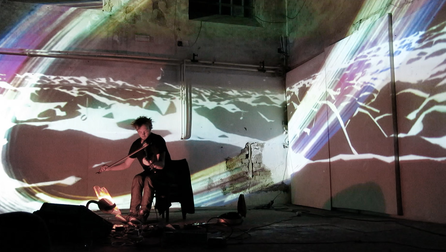 Violinist in a room corner with large live visuals – Matthias Jakisic, Vienna, Austria