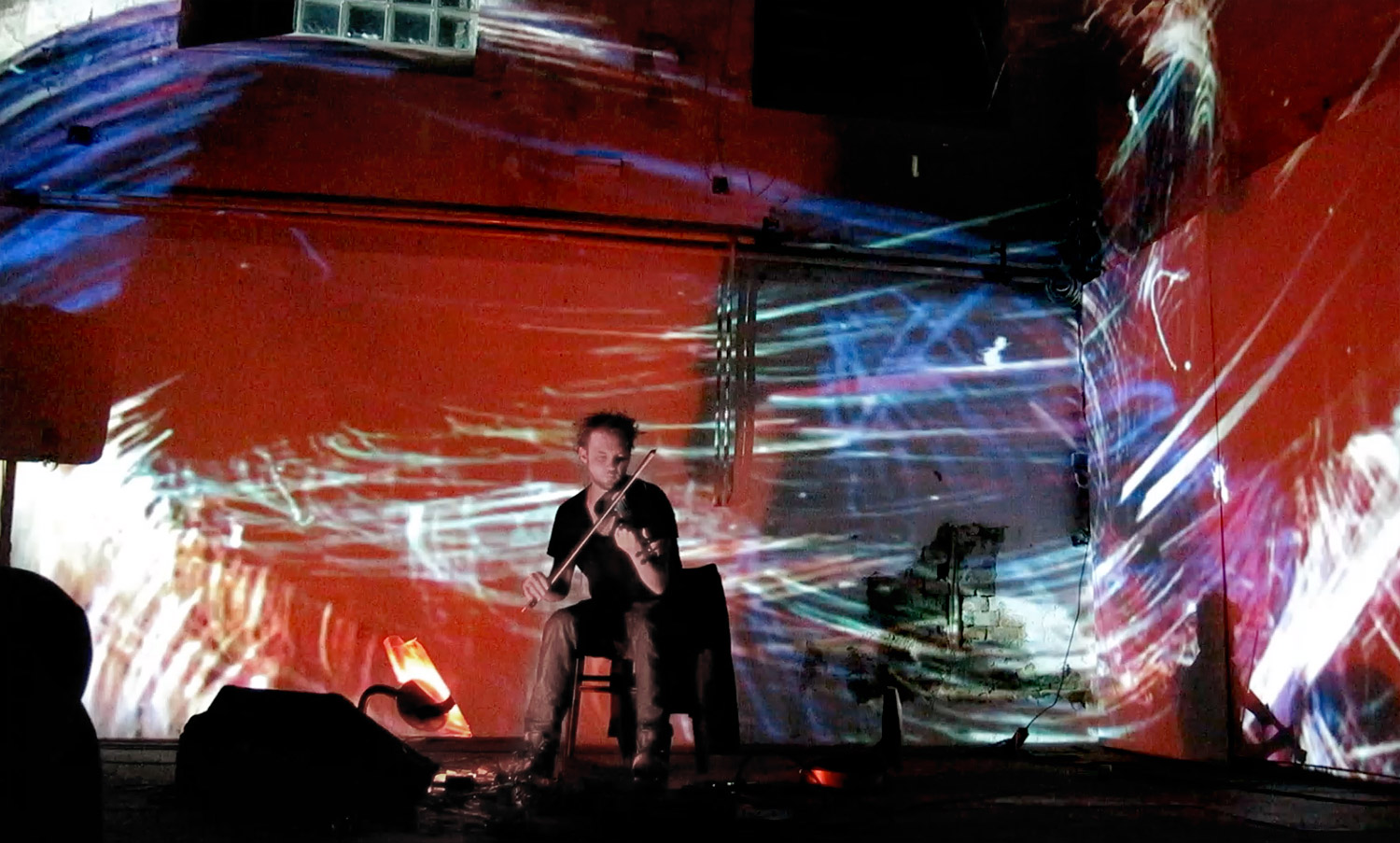 Violinist in a room corner with large live visuals – Matthias Jakisic, Vienna, Austria