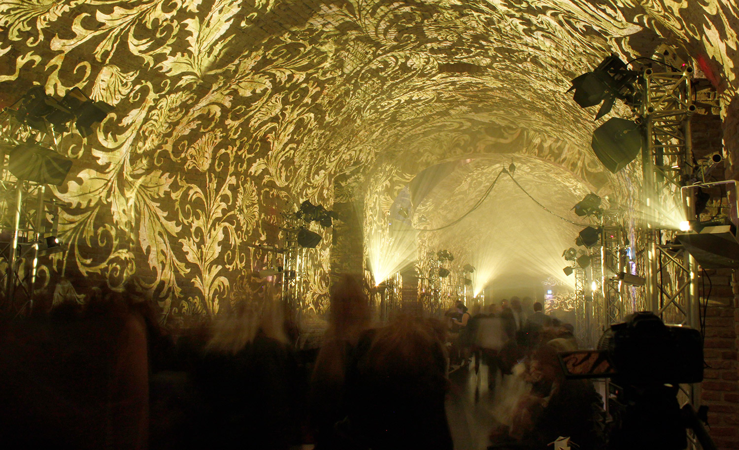Golden Baroque ornamental projections across the vaulted arches – Solomia Modenschau, Palais Coburg, Vienna, Austria