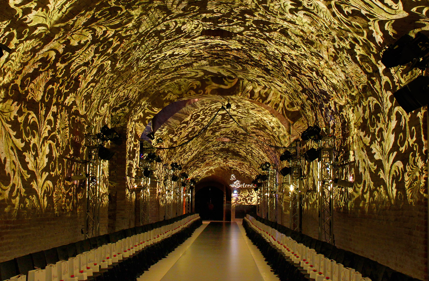 Golden Baroque ornamental projections across the vaulted arches – Solomia Modenschau, Palais Coburg, Vienna, Austria