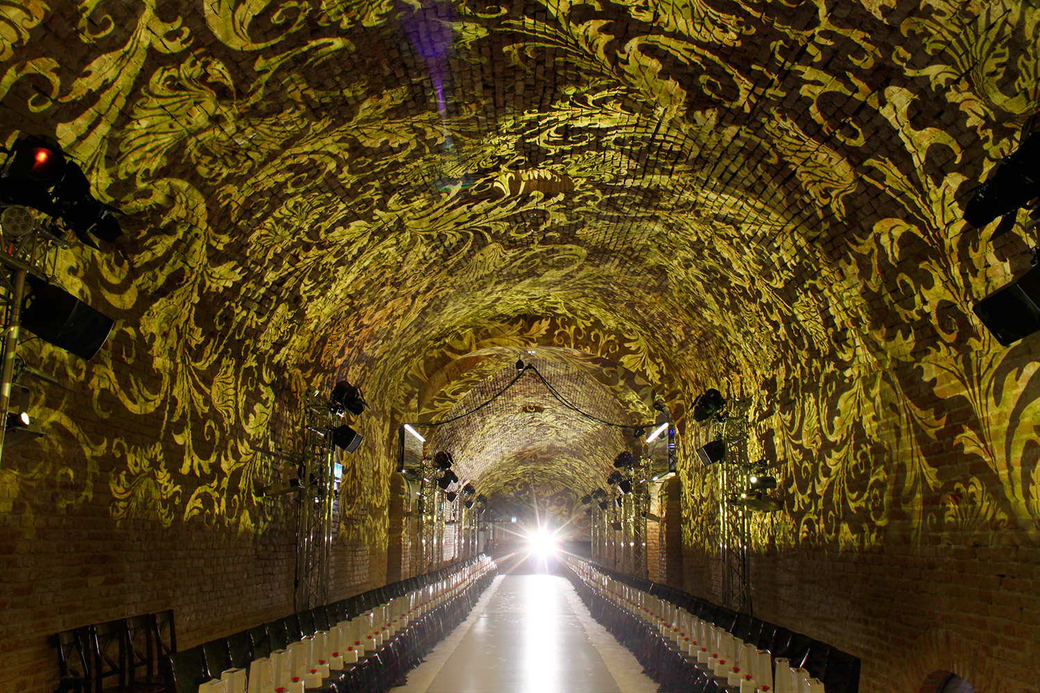 Golden Baroque ornamental projections across the vaulted arches – Solomia Modenschau, Palais Coburg, Vienna, Austria