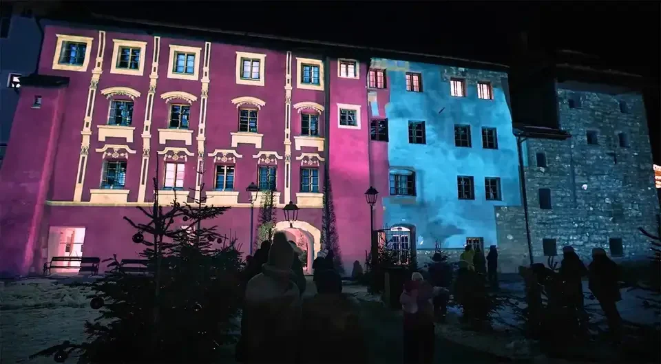 Bunte Projektionsmotive um Fenster und Fassadengliederung – 750 JAHRE ZEITSPRUNG KITZBÜHEL, Kitzbühel, Österreich