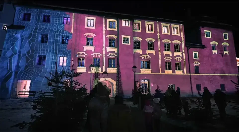 Bunte Projektionsmotive um Fenster und Fassadengliederung – 750 JAHRE ZEITSPRUNG KITZBÜHEL, Kitzbühel, Österreich