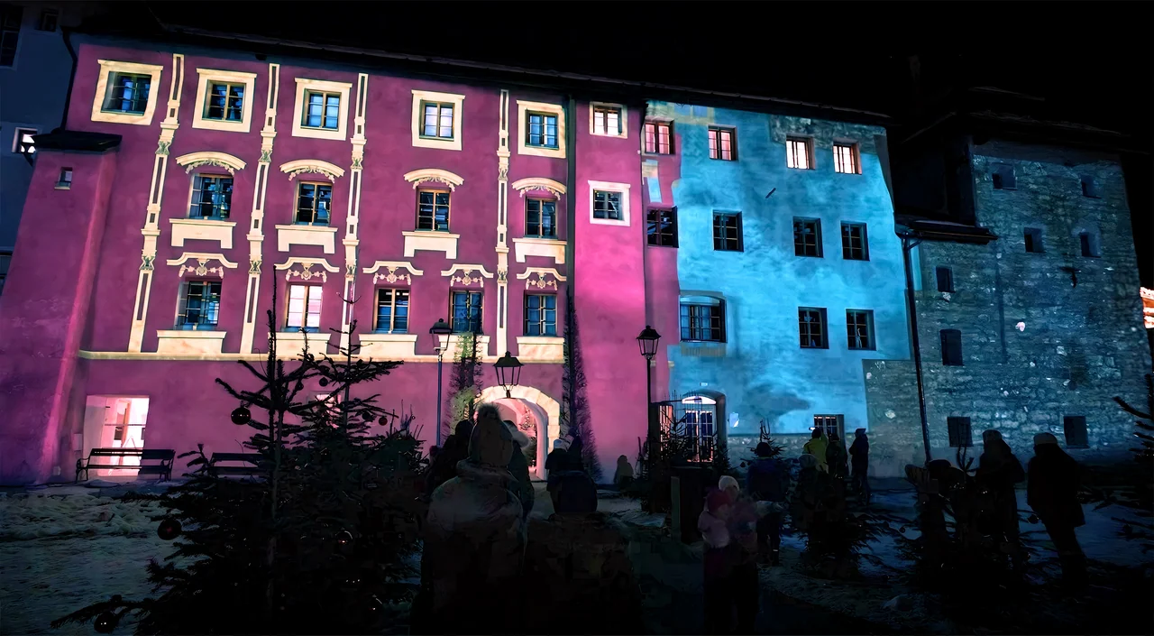Bunte Projektionsmotive um Fenster und Fassadengliederung – 750 JAHRE ZEITSPRUNG KITZBÜHEL, Kitzbühel, Österreich