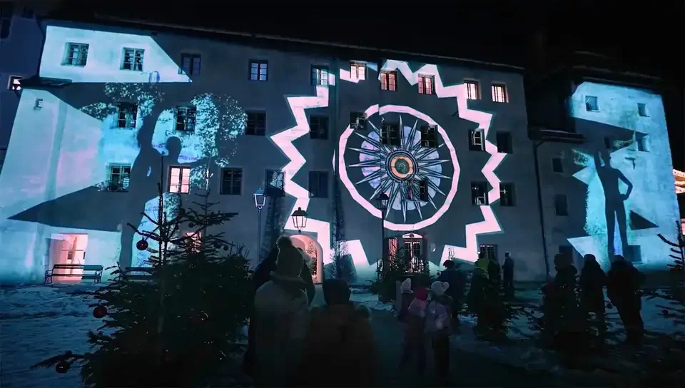 Großes Uhr- und Zahnradmotiv als Fassadenmapping – 750 JAHRE ZEITSPRUNG KITZBÜHEL, Kitzbühel, Österreich
