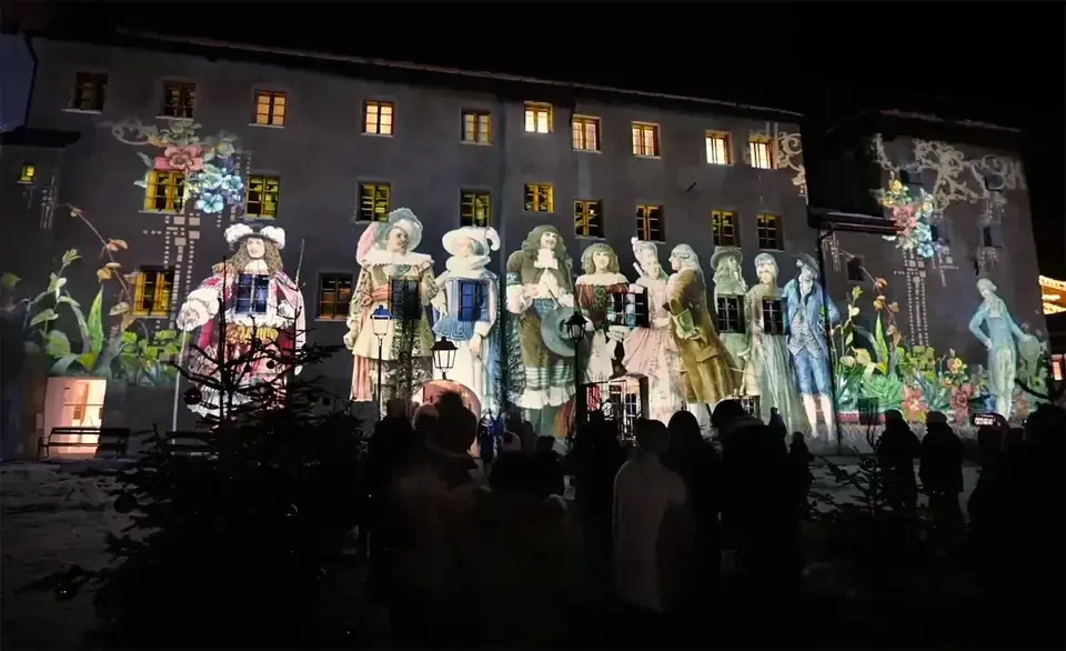 Historische Figuren und Bildmotive in einer Fassaden-Mapping-Show – 750 JAHRE ZEITSPRUNG KITZBÜHEL, Kitzbühel, Österreich