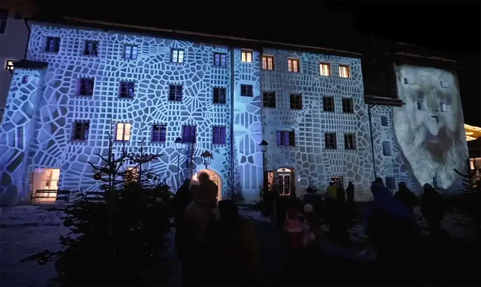 Steintexturen und geometrische Muster auf der Gebäudefassade – 750 JAHRE ZEITSPRUNG KITZBÜHEL, Kitzbühel, Österreich
