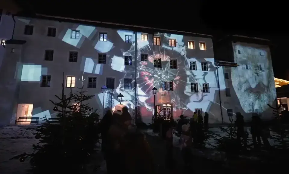 Uhrwerk und Zahnräder als Projektion auf die Fassade – 750 JAHRE ZEITSPRUNG KITZBÜHEL, Kitzbühel, Österreich