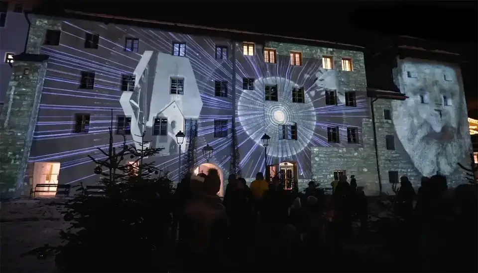 Uhrwerk und Zahnräder als Projektion auf die Fassade – 750 JAHRE ZEITSPRUNG KITZBÜHEL, Kitzbühel, Österreich