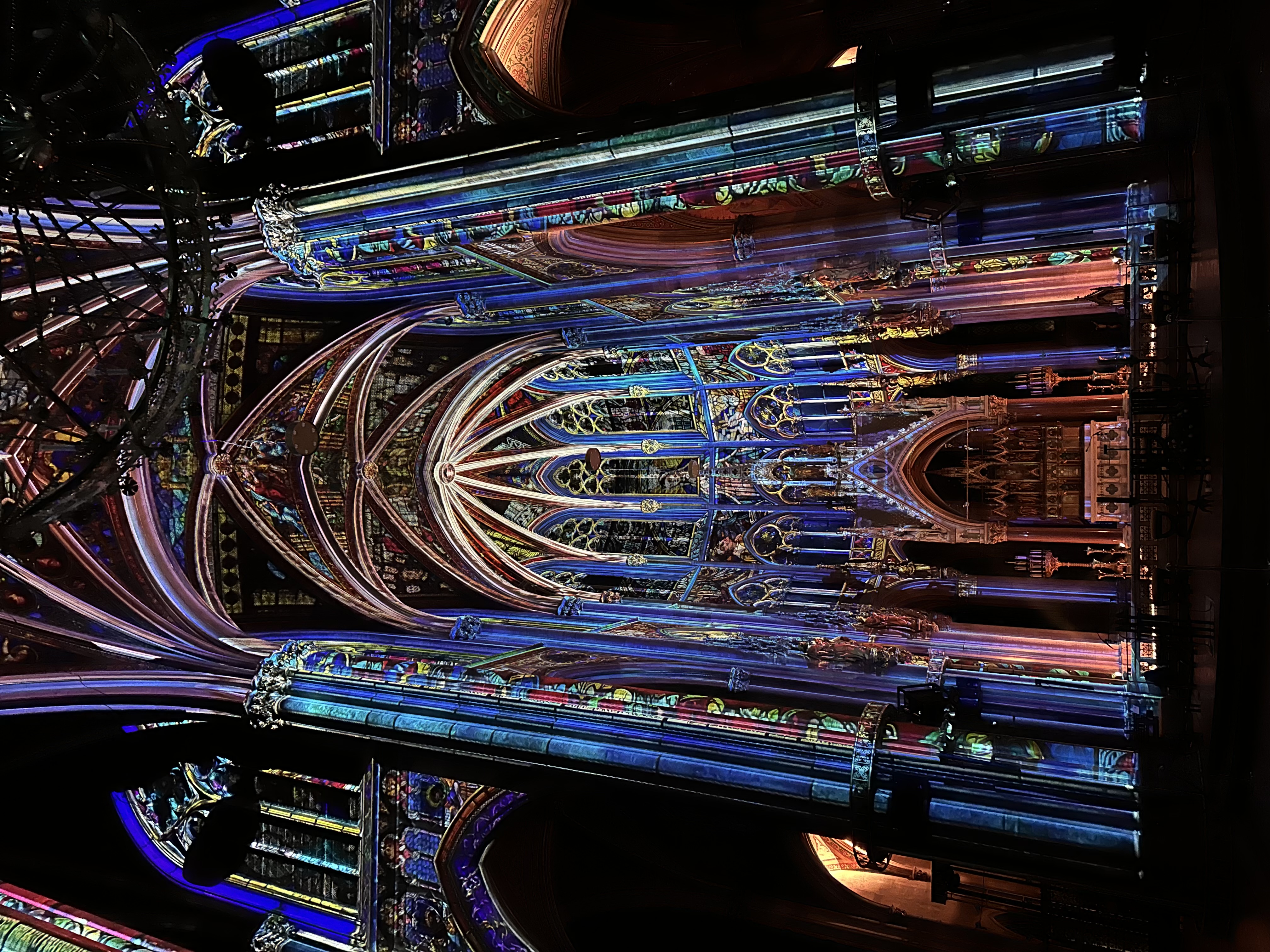 Blaue und goldene Projektionen entlang der Kirchengewölbe – LIGHT OF CREATION, Votivkirche, Wien, Österreich