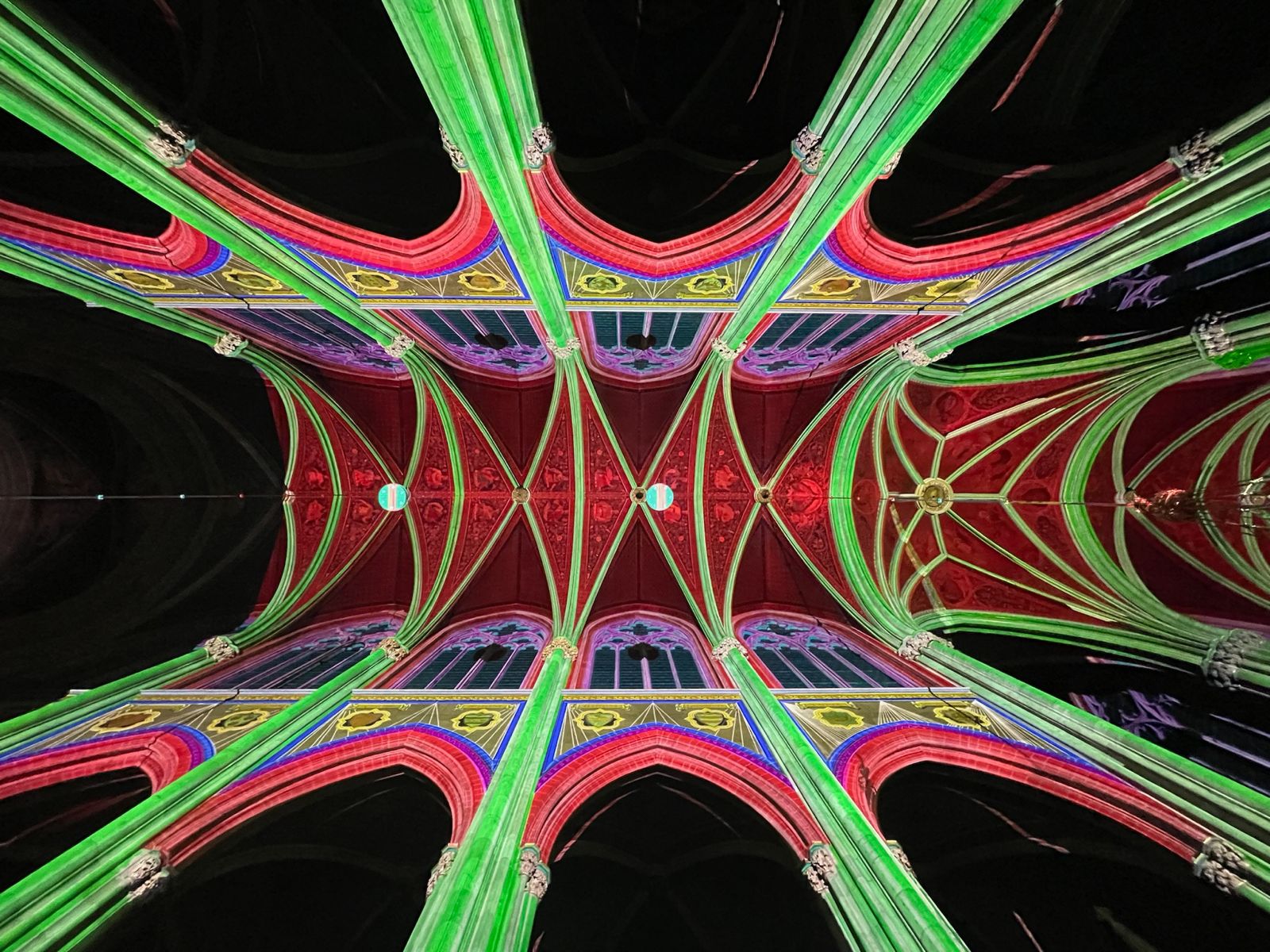 Blick nach oben auf projizierte Linien im Kirchengewölbe – LIGHT OF CREATION, Votivkirche, Wien, Österreich