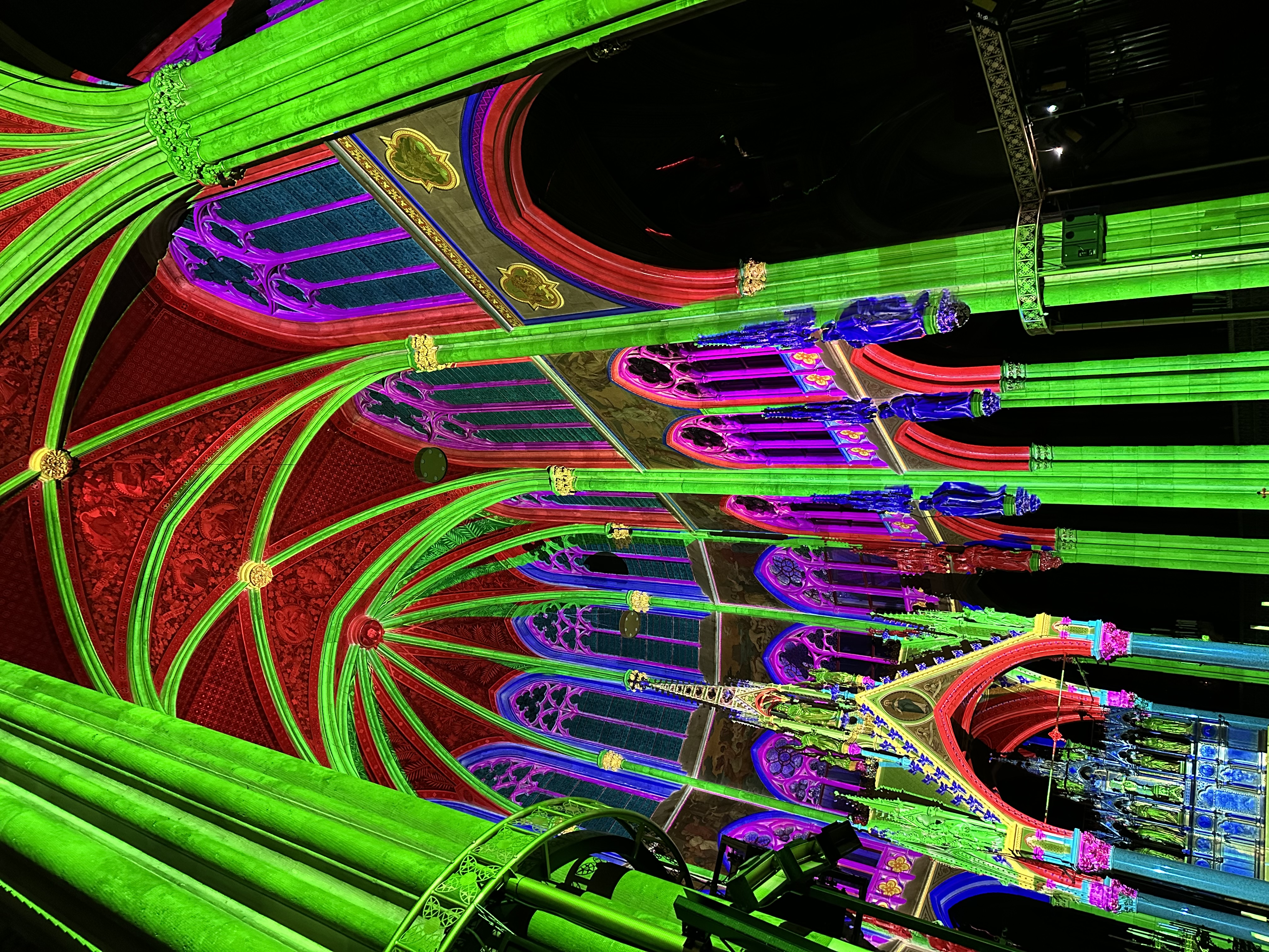 Grüne und rote Mapping-Linien auf Säulen und Gewölben – LIGHT OF CREATION, Votivkirche, Wien, Österreich