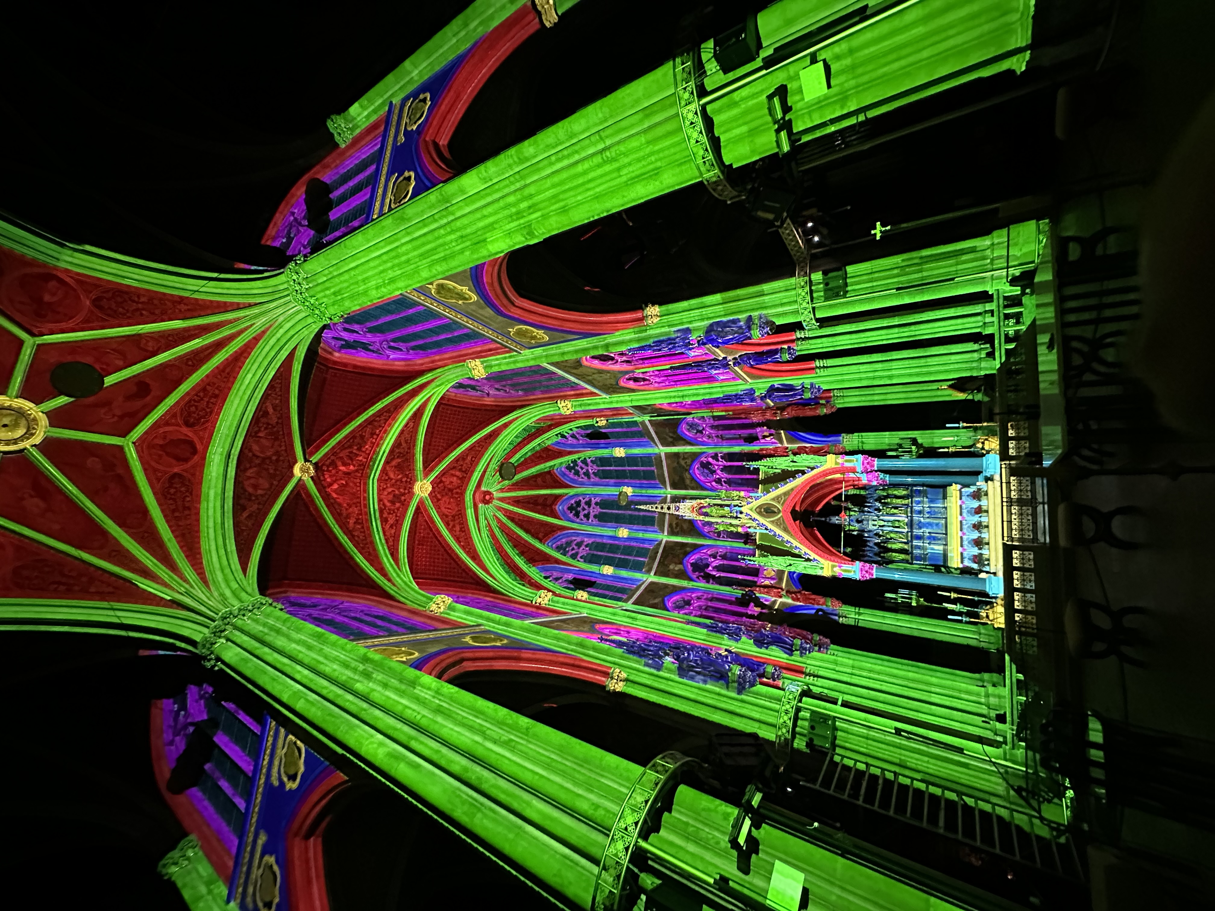 Grüne und rote Mapping-Linien auf Säulen und Gewölben – LIGHT OF CREATION, Votivkirche, Wien, Österreich