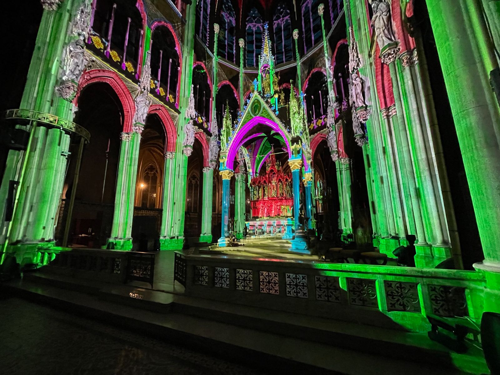 Grüne und rote Mapping-Linien auf Säulen und Gewölben – LIGHT OF CREATION, Votivkirche, Wien, Österreich
