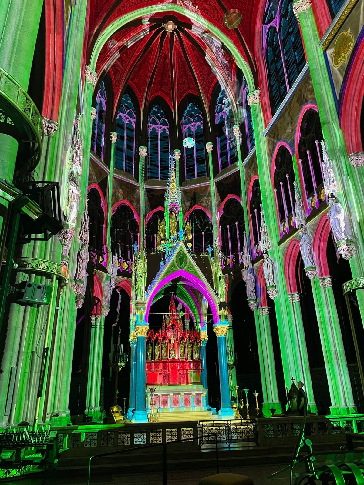 Grüne und rote Mapping-Linien auf Säulen und Gewölben – LIGHT OF CREATION, Votivkirche, Wien, Österreich