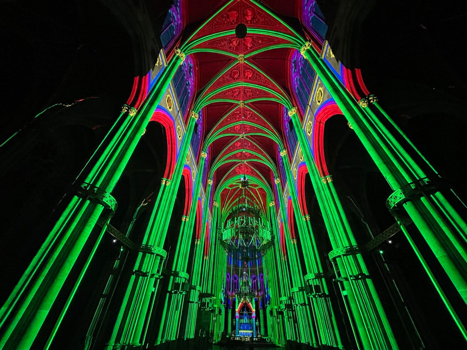 Grüne und rote Mapping-Linien auf Säulen und Gewölben – LIGHT OF CREATION, Votivkirche, Wien, Österreich