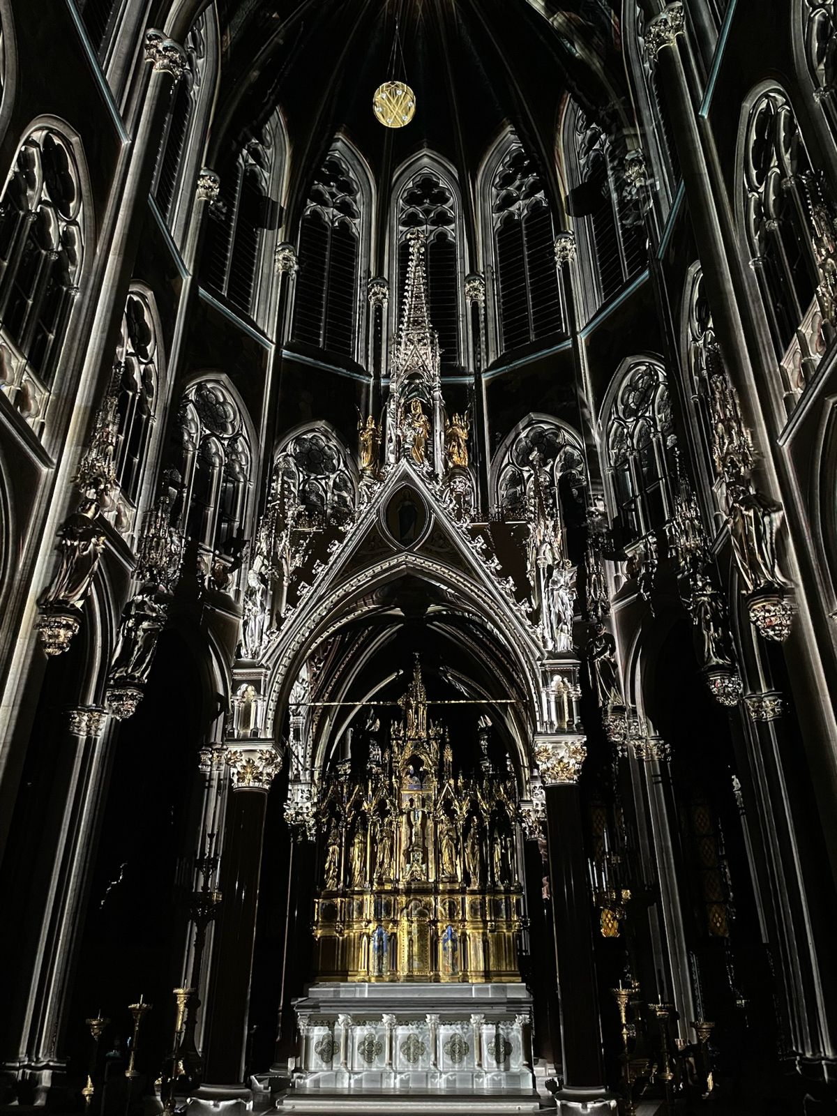Weiße Konturprojektionen auf dunkler Kirchenarchitektur – LIGHT OF CREATION, Votivkirche, Wien, Österreich