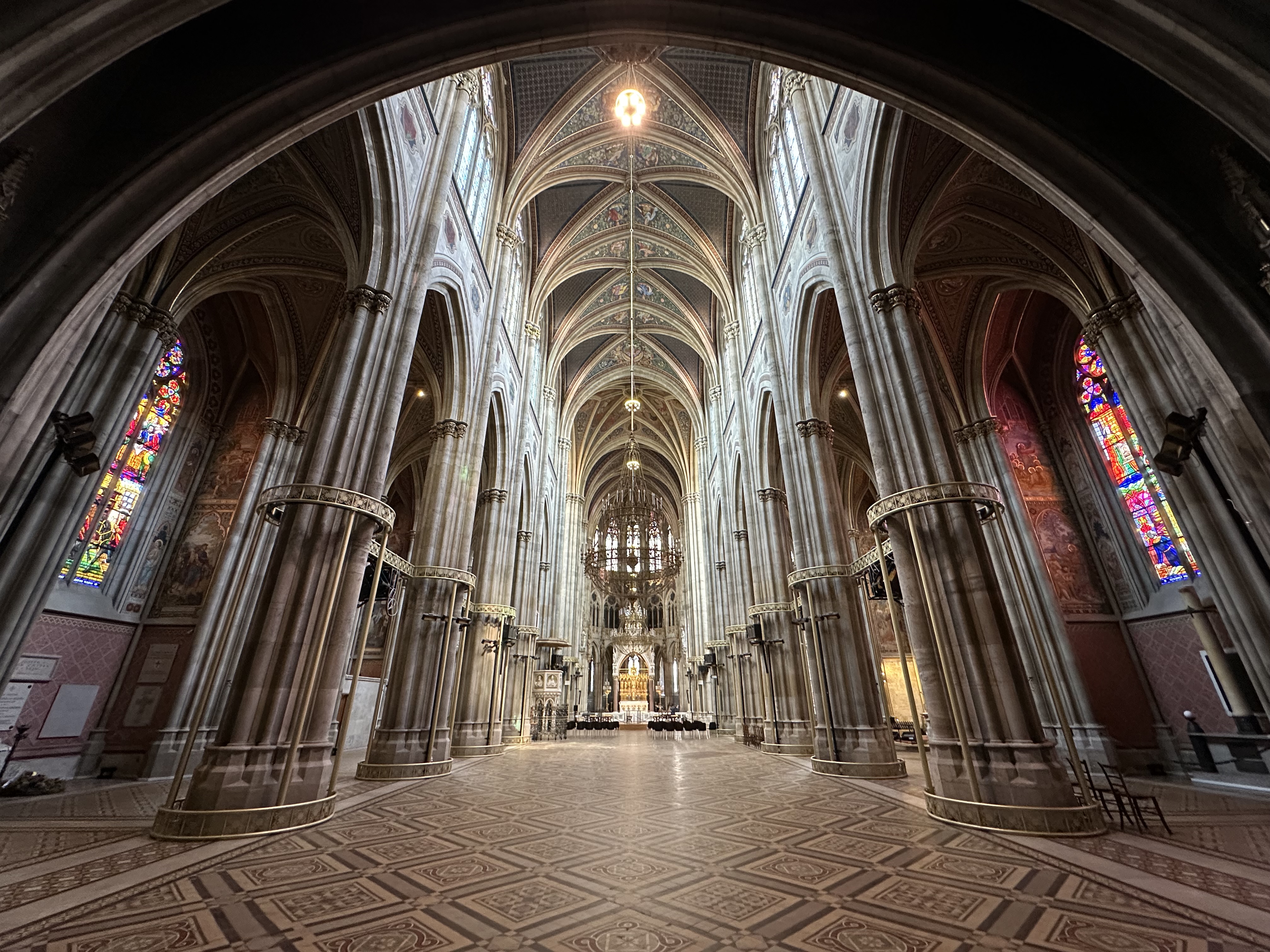 Weite Innenansicht der gotischen Kirchenarchitektur – LIGHT OF CREATION, Votivkirche, Wien, Österreich