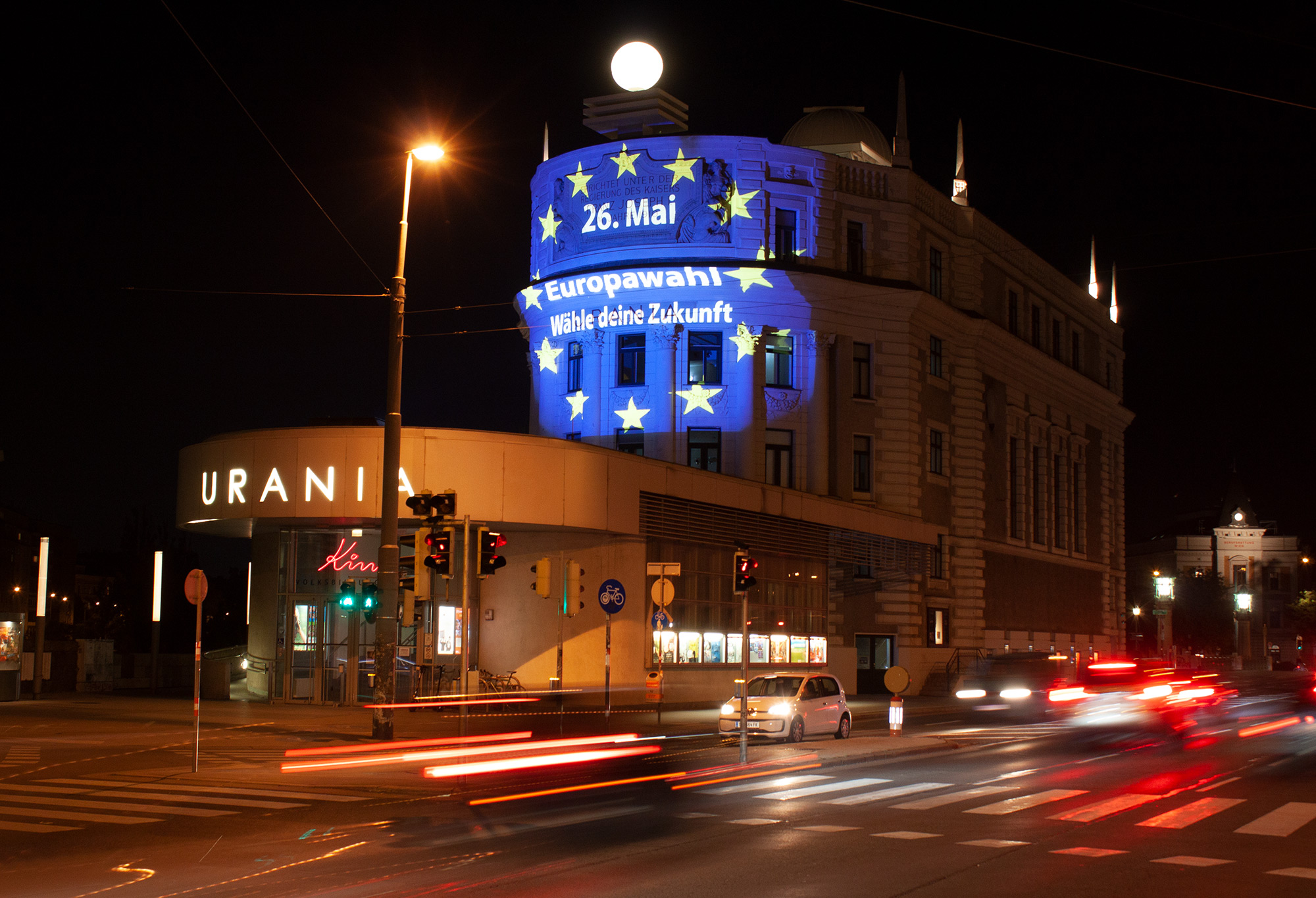 Europaflagge und Wahlaufruf als Fassadenprojektion auf die Urania – EU-Wahlprojektion, Hofburg und Urania, Wien, Österreich