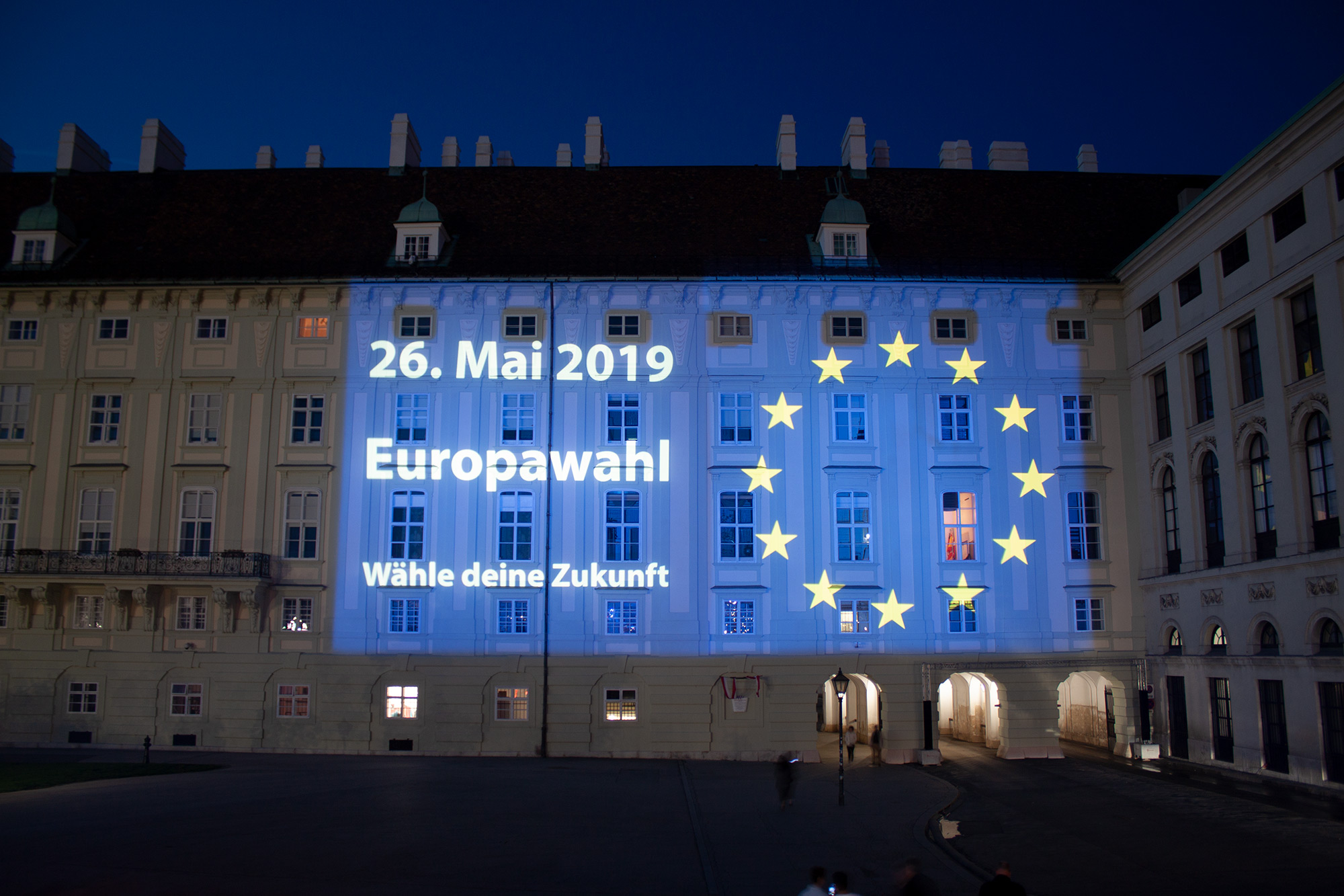 Europaflagge und Wahlaufruf als Projektion auf die Hofburgfassade – EU-Wahlprojektion, Hofburg und Urania, Wien, Österreich