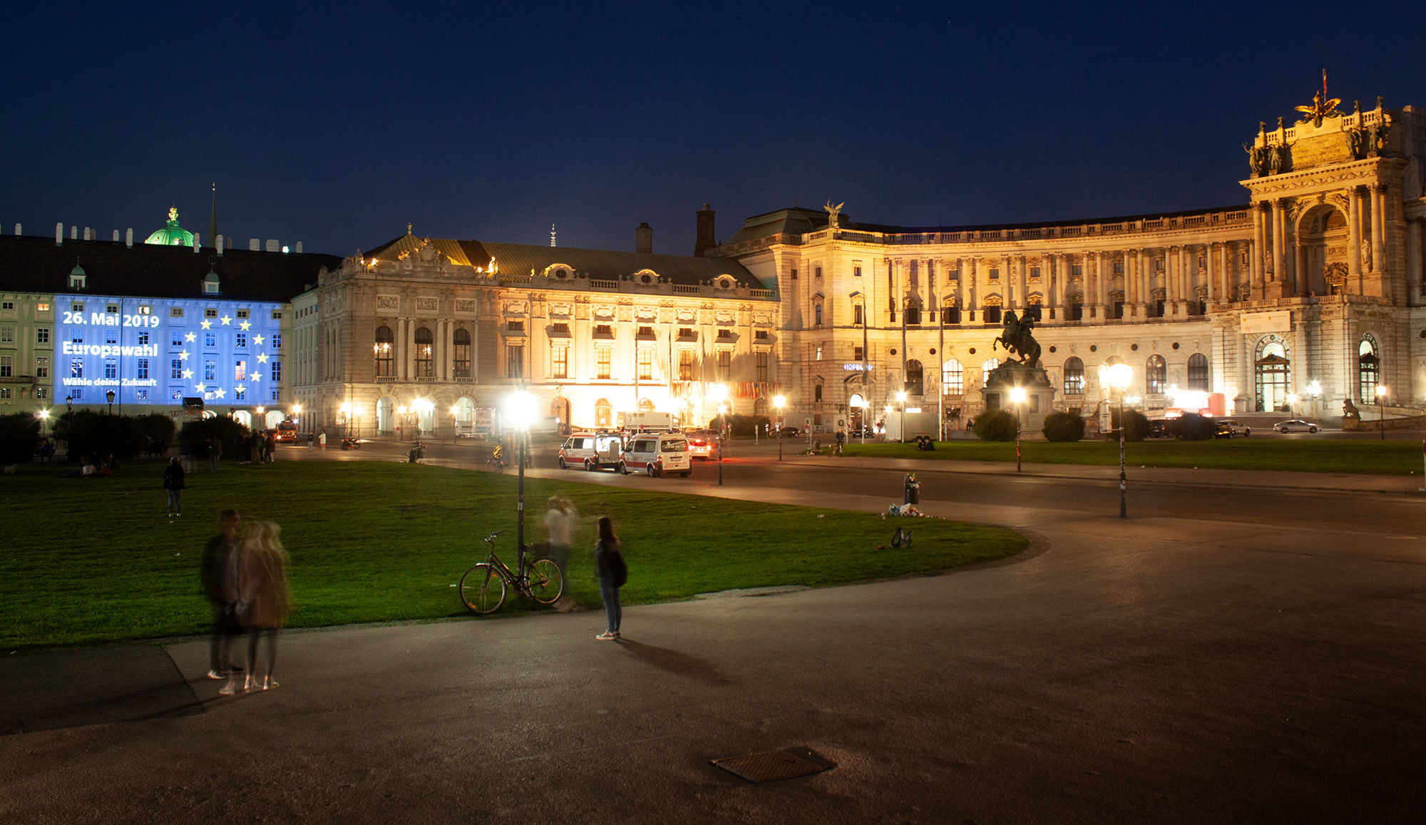 Weite Platzansicht mit Europawahl-Projektion auf der Hofburg – EU-Wahlprojektion, Hofburg und Urania, Wien, Österreich