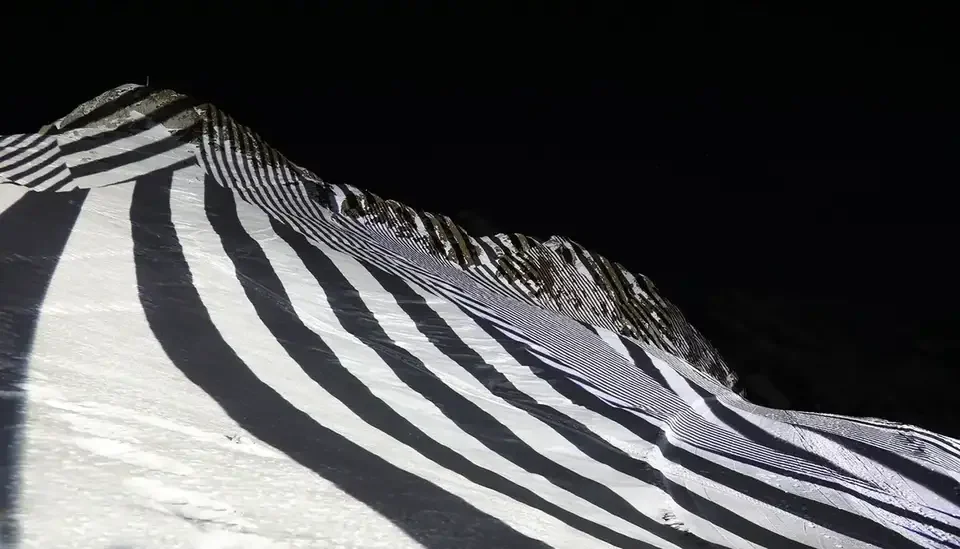 Schwarz-weiße Streifenprojektion auf eine verschneite Bergflanke – FANTASTIC GONDOLAS, Lech, Österreich