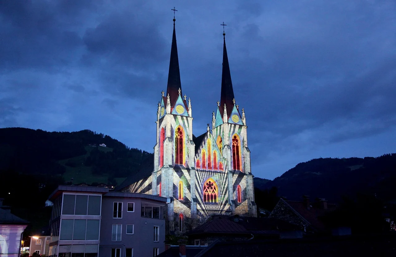 Bunte Großbildprojektion auf Domfassade und Kuppel – STADTZAUBER IN SANKT JOHANN IM PONGAU, SALZBURG, Sankt Johann im Pongau, Österreich