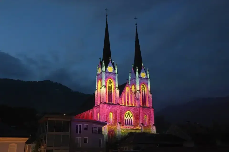 Bunte Großbildprojektion auf Domfassade und Kuppel – STADTZAUBER IN SANKT JOHANN IM PONGAU, SALZBURG, Sankt Johann im Pongau, Österreich