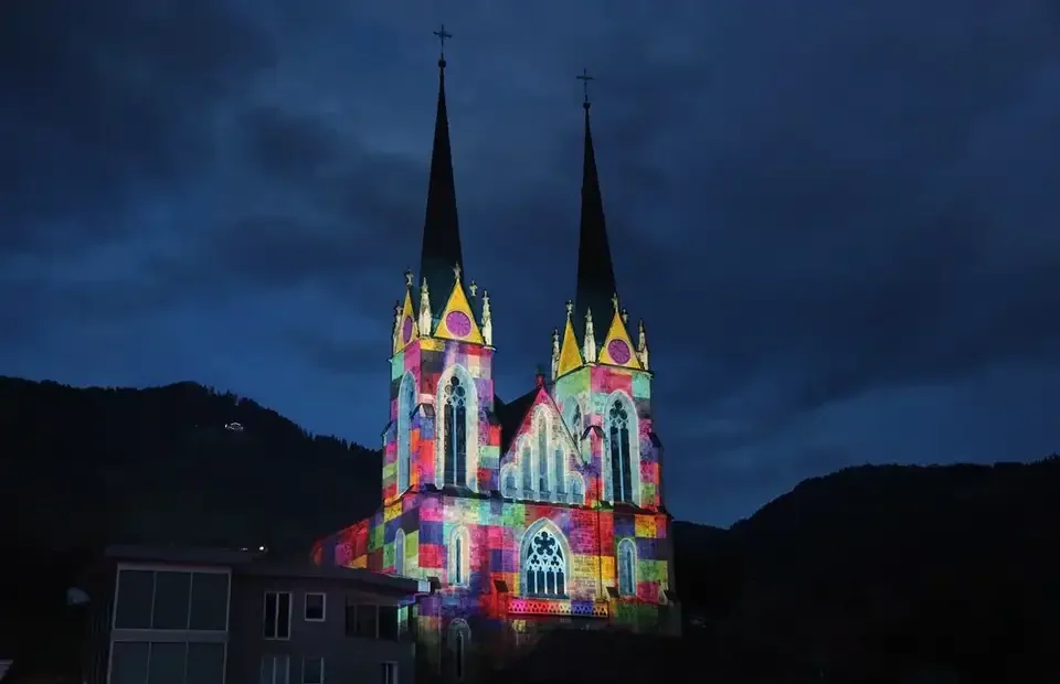 Bunte Großbildprojektion auf Domfassade und Kuppel – STADTZAUBER IN SANKT JOHANN IM PONGAU, SALZBURG, Sankt Johann im Pongau, Österreich