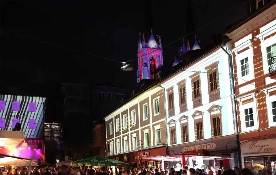 Projizierte Fenster- und Fassadenmotive im Stadtzentrum – STADTZAUBER IN SANKT JOHANN IM PONGAU, SALZBURG, Sankt Johann im Pongau, Österreich
