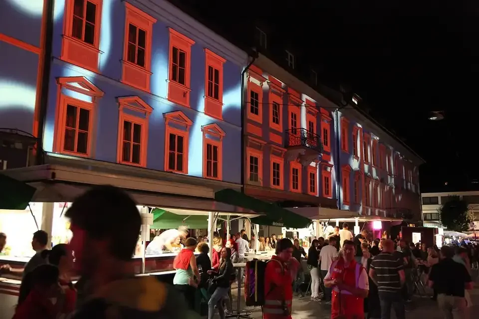 Projizierte Fenster- und Fassadenmotive im Stadtzentrum – STADTZAUBER IN SANKT JOHANN IM PONGAU, SALZBURG, Sankt Johann im Pongau, Österreich