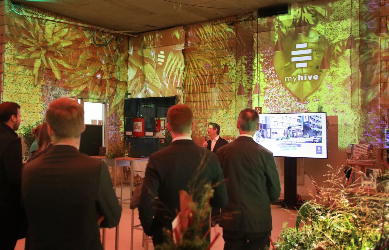 Blatt- und Pflanzenmotive als Raumprojektion hinter den Gästen – MY HIVE, Twin Towers, Wien, Österreich