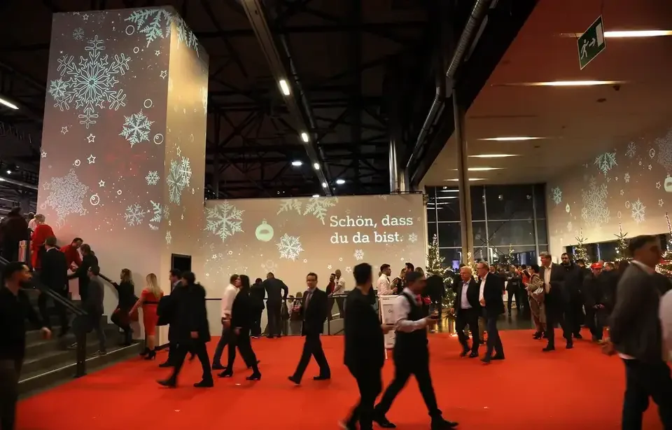 Schneeflocken-Projektionen auf Wänden und Säulen im Festsaal – A1 Weihnachtsfeier, Austria Center, Wien, Österreich
