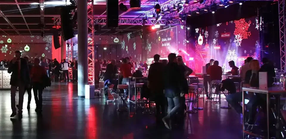 Schneeflocken-Projektionen auf Wänden und Säulen im Festsaal – A1 Weihnachtsfeier, Austria Center, Wien, Österreich