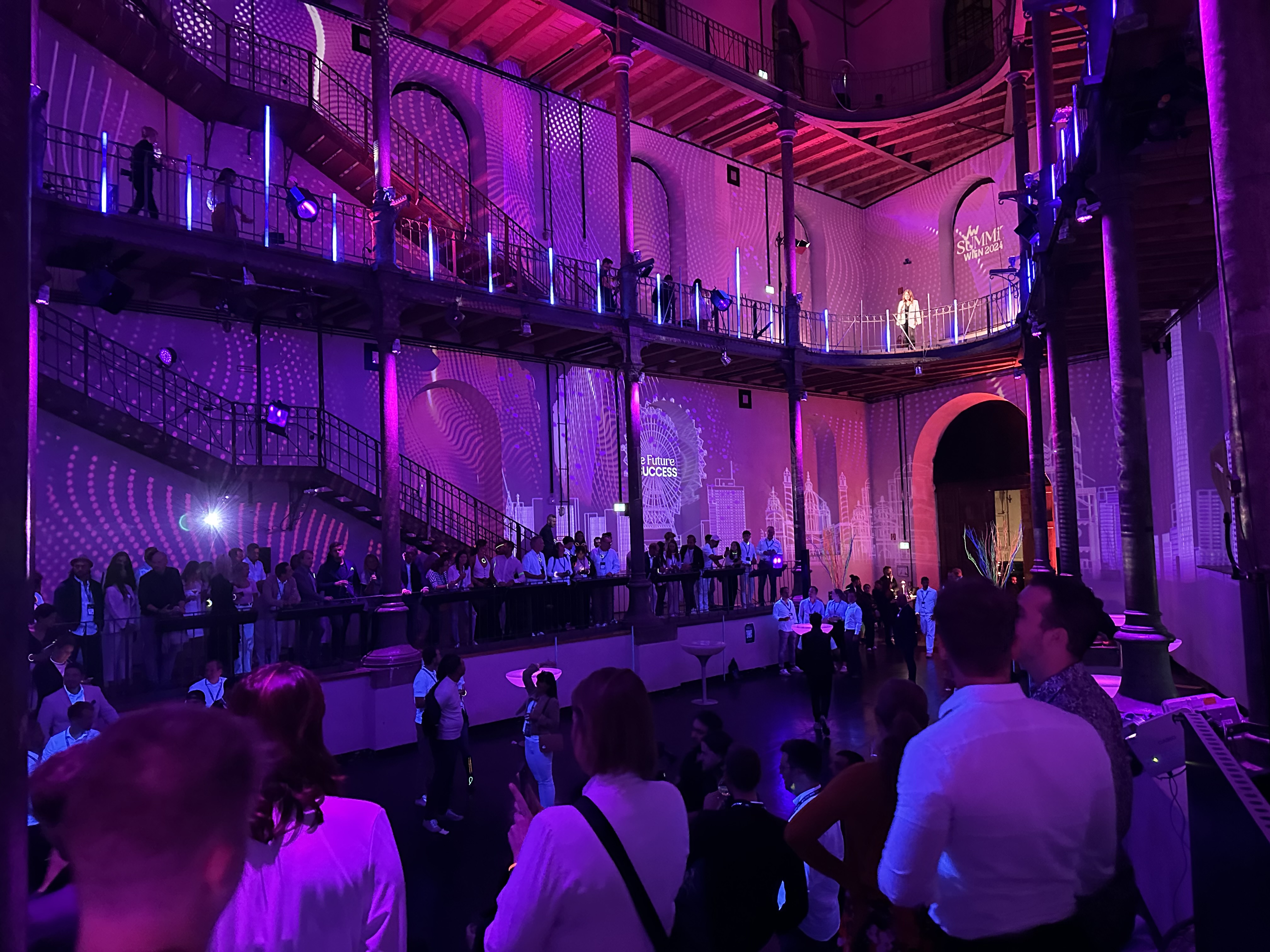 Gäste vor den violett bespielten Hallenwänden – JW SUMMIT WIEN, Semperdepot, Wien, Österreich