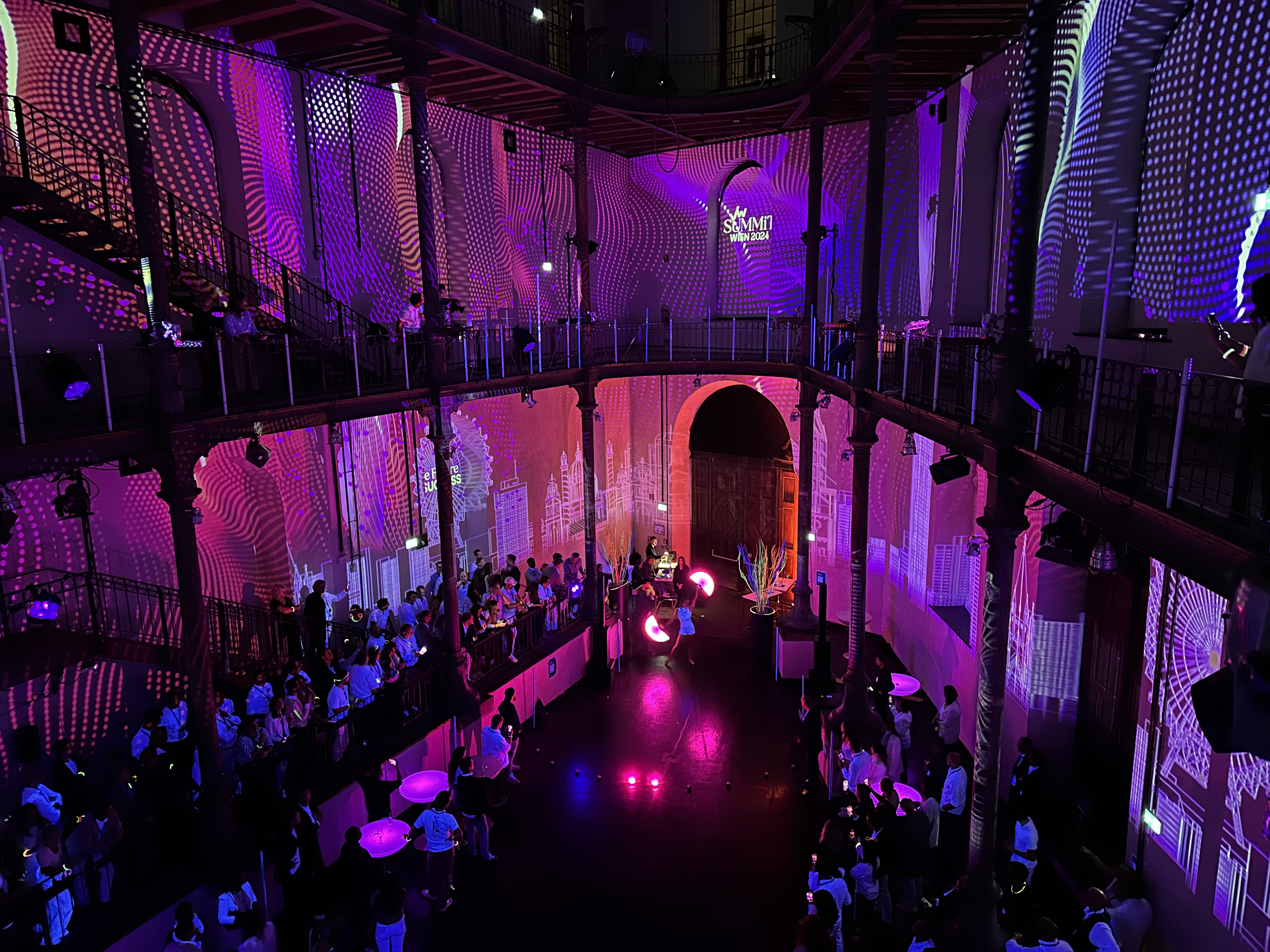 Violette Panoramaprojektion auf Galerien und Hallenwände – JW SUMMIT WIEN, Semperdepot, Wien, Österreich