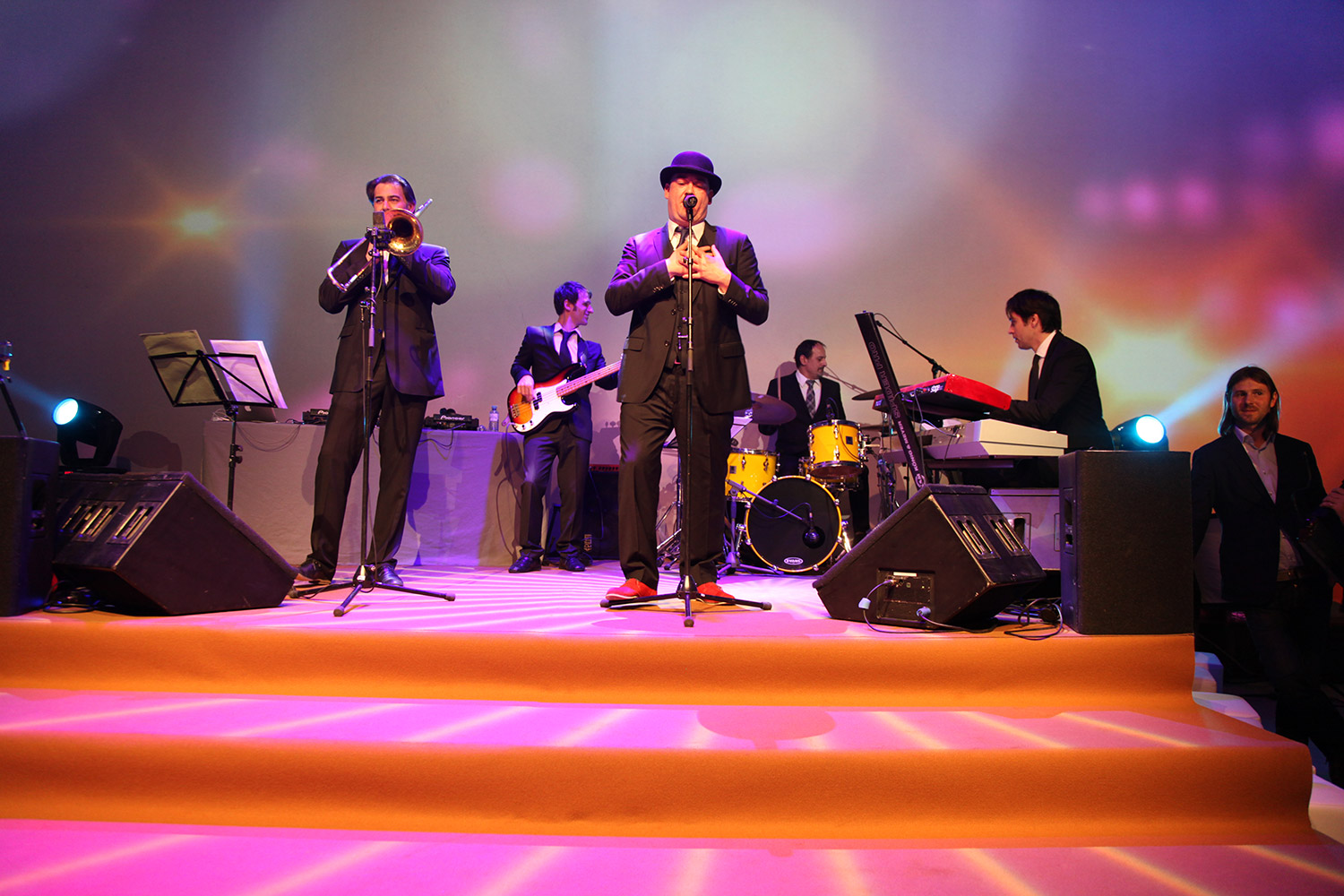 Band auf der Bühne vor farbigen Projektionsmotiven – PLOOM, Rosenhügel-Studios, Wien, Österreich