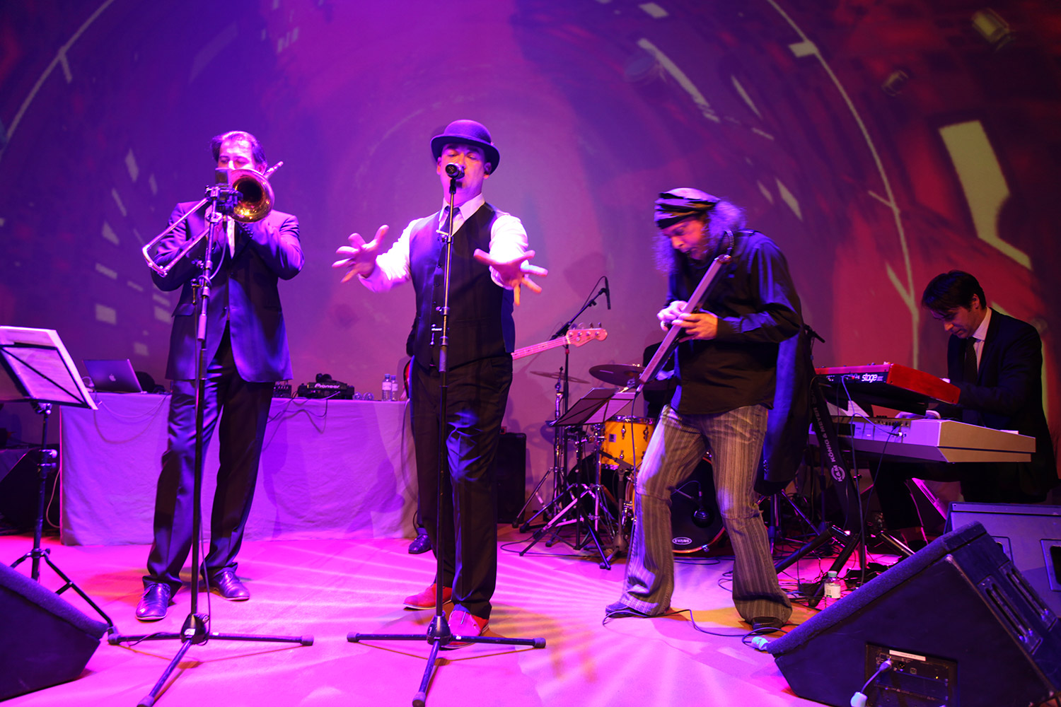 Band auf der Bühne vor farbigen Projektionsmotiven – PLOOM, Rosenhügel-Studios, Wien, Österreich
