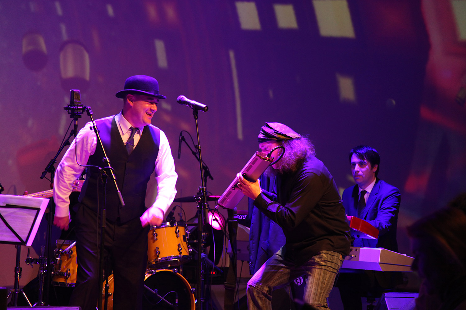 Band auf der Bühne vor farbigen Projektionsmotiven – PLOOM, Rosenhügel-Studios, Wien, Österreich