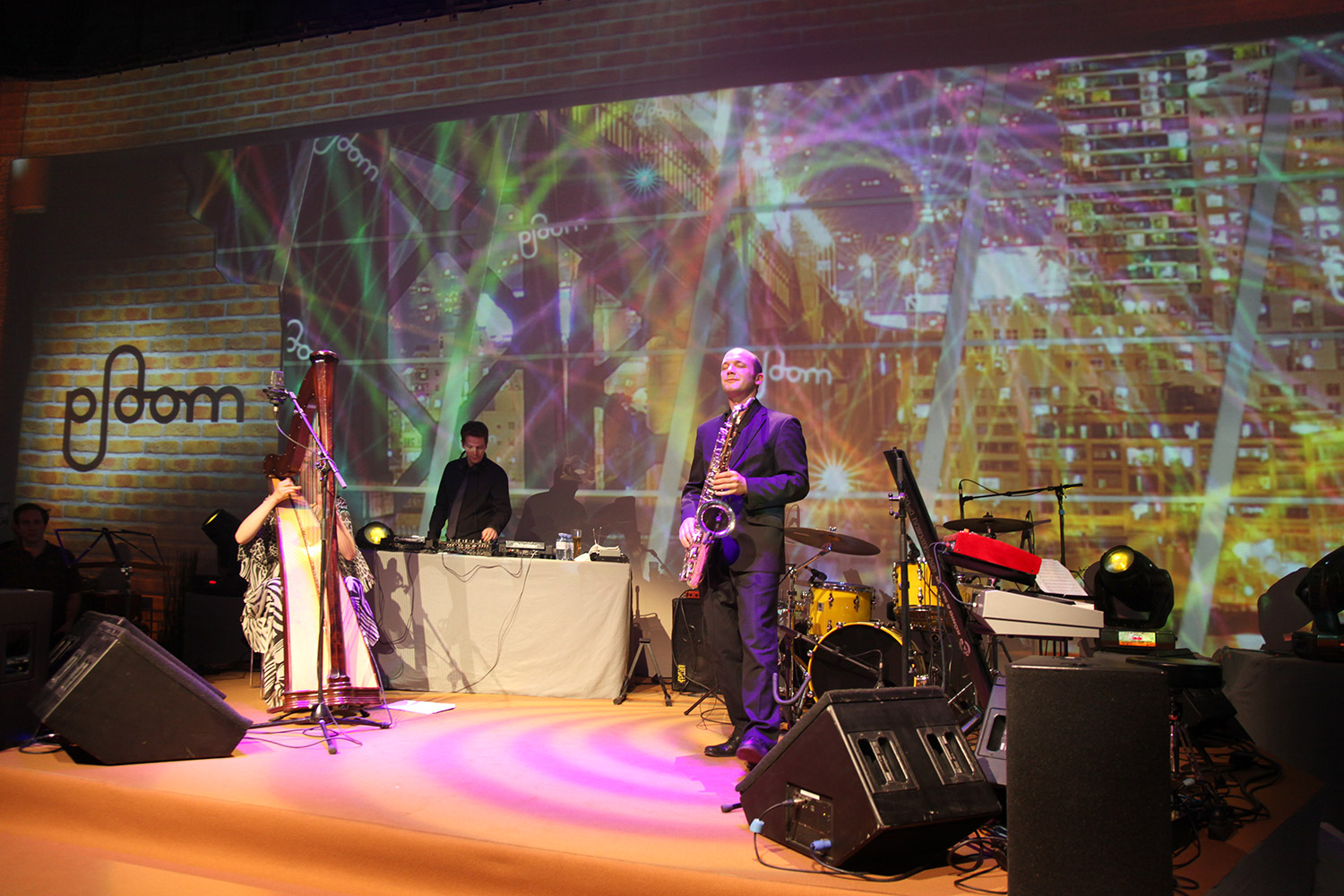 Musiker vor farbigen Linien- und Spiralprojektionen – PLOOM, Rosenhügel-Studios, Wien, Österreich