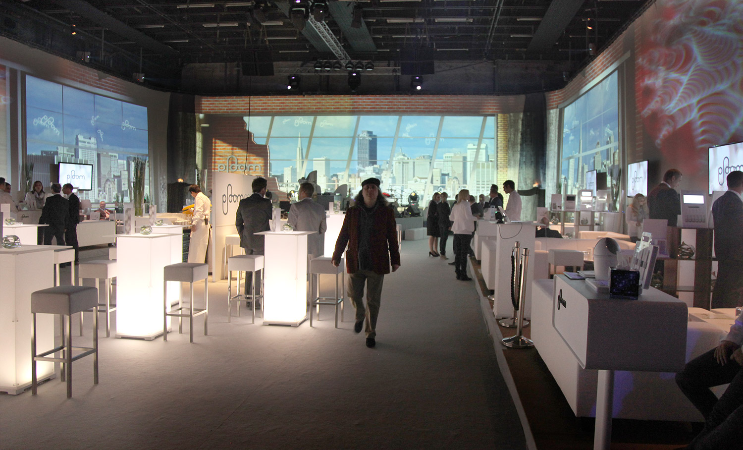 Stadtpanorama als Raumprojektion hinter Gästen und Bühne – PLOOM, Rosenhügel-Studios, Wien, Österreich