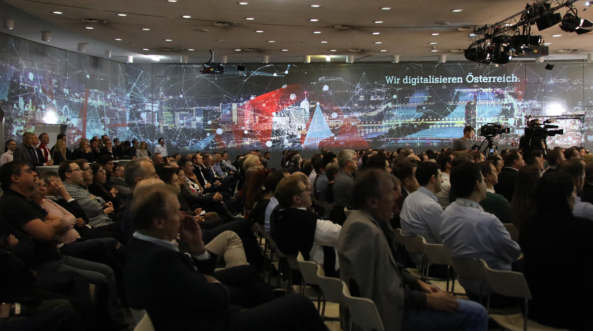 Netzwerklinien und Österreich-Motive als Panoramaprojektion im Sitzungssaal – A1 Kick-off, A1 Headquarter, Wien, Österreich