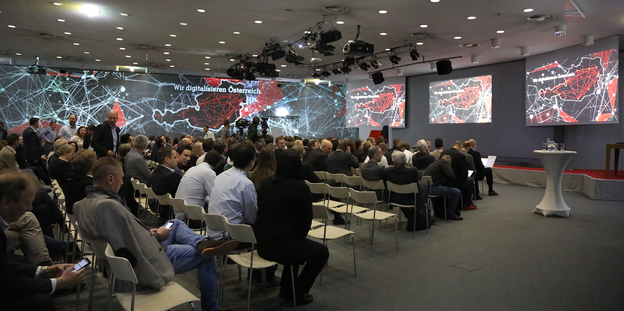 Netzwerklinien und Österreich-Motive als Panoramaprojektion im Sitzungssaal – A1 Kick-off, A1 Headquarter, Wien, Österreich