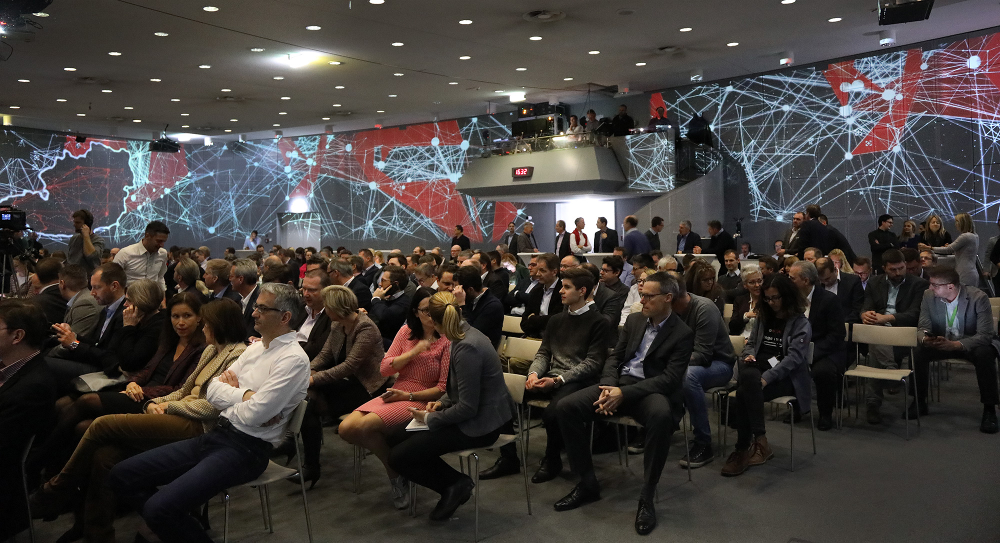 Netzwerklinien und Österreich-Motive als Panoramaprojektion im Sitzungssaal – A1 Kick-off, A1 Headquarter, Wien, Österreich