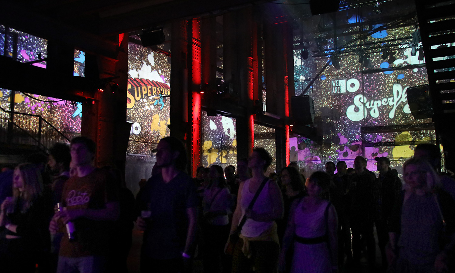 Superfly-Schriftzüge und Bildcollagen als Raumprojektion in der Brauerei – Superfly, Ottakringer Brauerei, Wien, Österreich