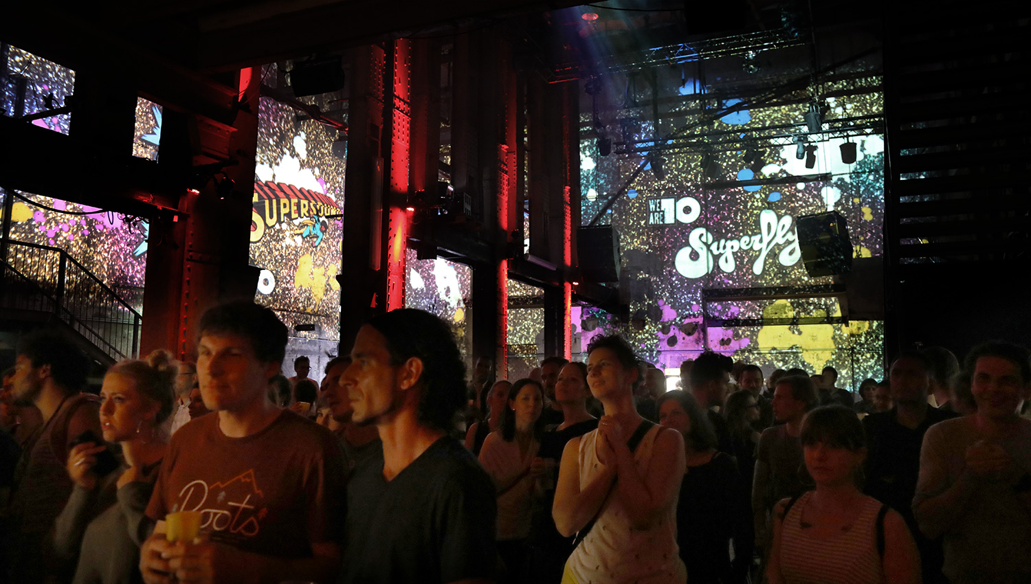 Superfly-Schriftzüge und Bildcollagen als Raumprojektion in der Brauerei – Superfly, Ottakringer Brauerei, Wien, Österreich
