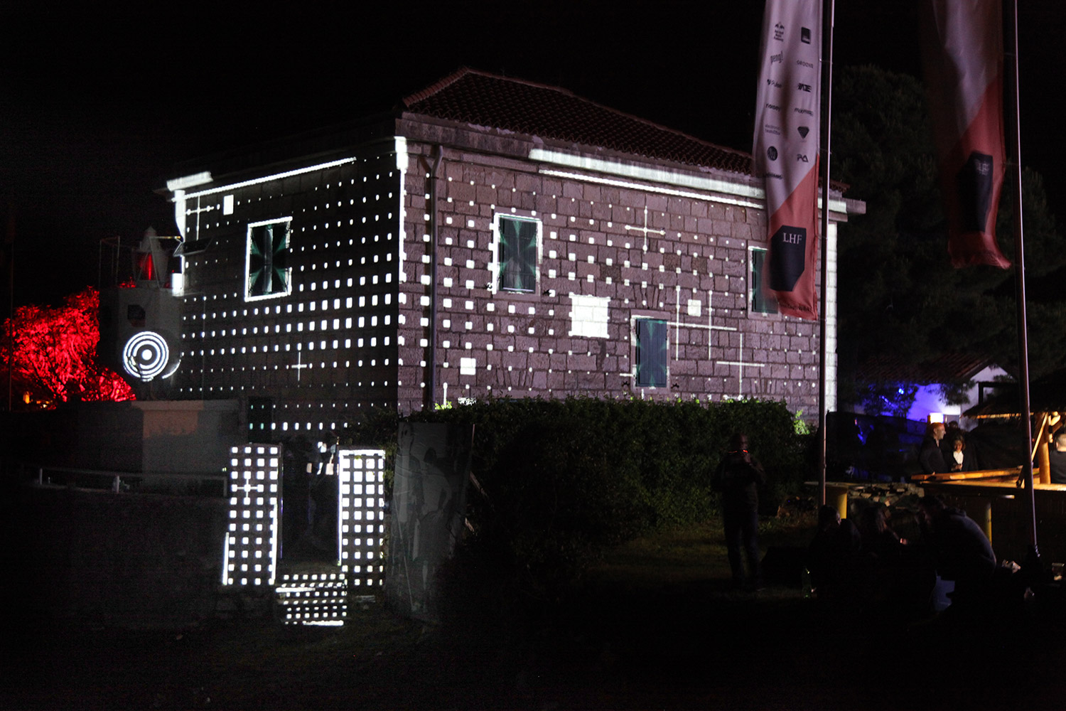 Schwarz-weißes Pixelraster als Fassadenprojektion bei Nacht – LIGHTHOUSE FESTIVAL, Lanterna, Tar, Kroatien